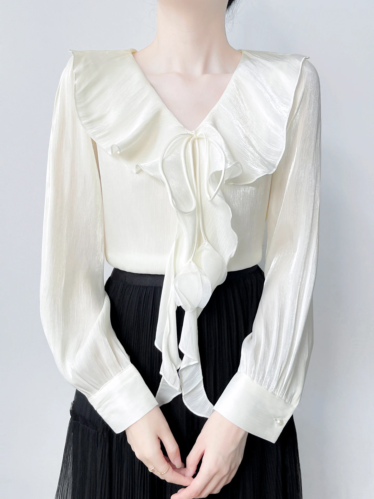 

Корейская женская шифоновая блузка с V-образным вырезом и длинными рукавами, с кружевной отделкой по низу, глянцевая, дышащая, комфортная, повседневная.