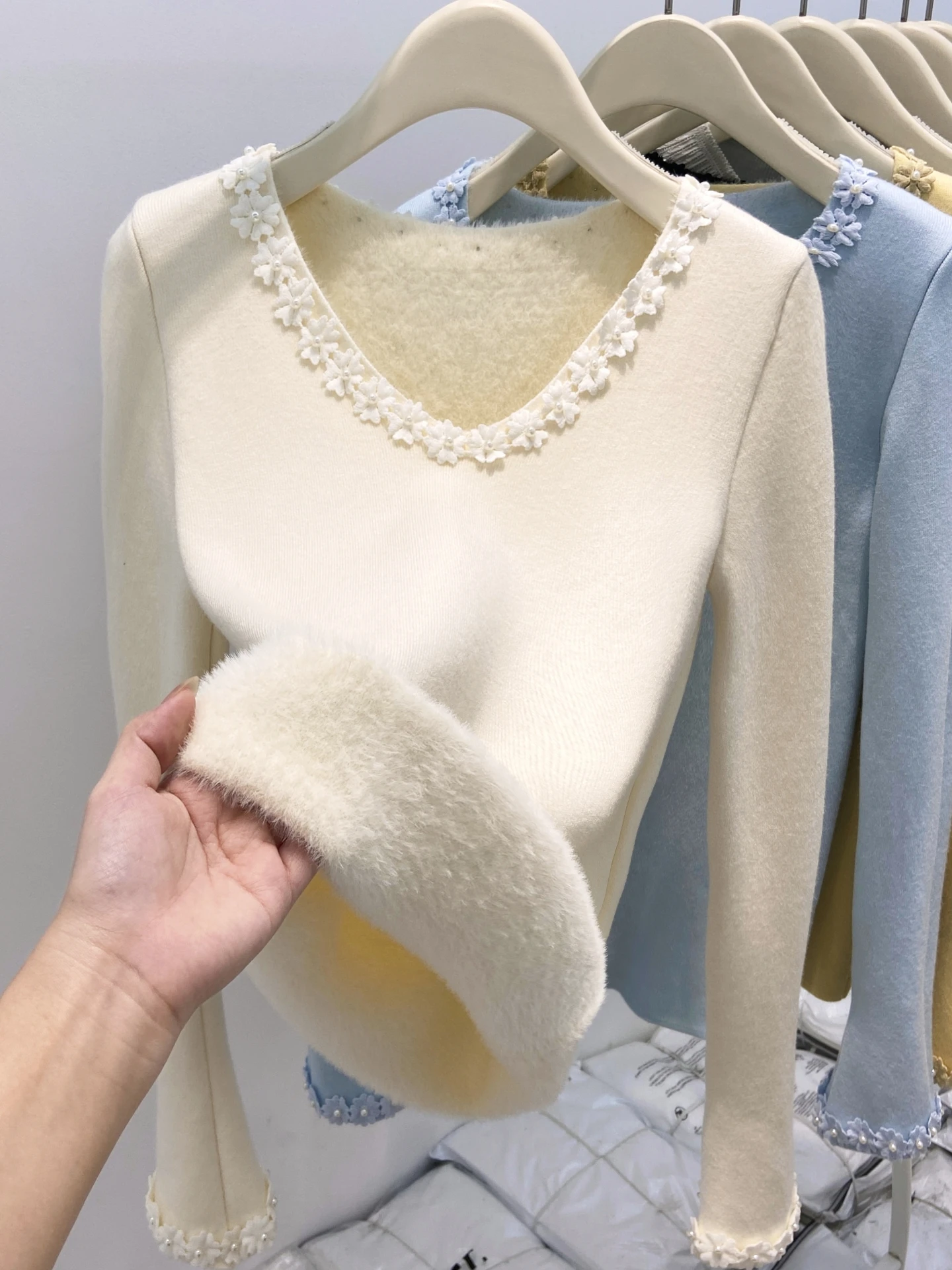 

Корейский вязаный свитер с V-образным вырезом и длинными рукавами, утепленный флисом, женский, осенне-зимний, новый, приталенный, базовый топ