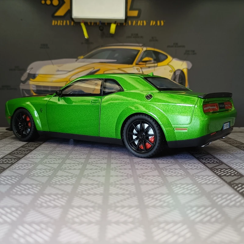 1:24 Simulated Dodge Hellcat alloy car model with doors that can open, sound and light feedback, sports car gift