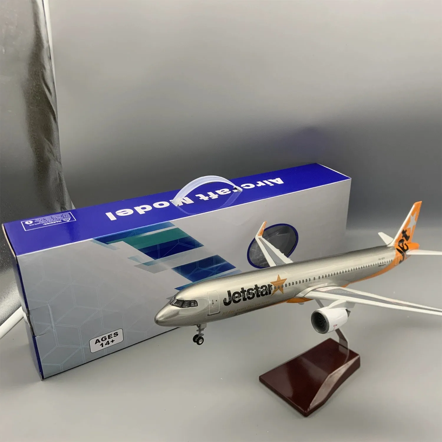 47cm Jet Star Airways 1/100 Scale Resin Aviation Aircraft With Light & Wheels Airplane Model Enthusiasts Gift Home Collection
