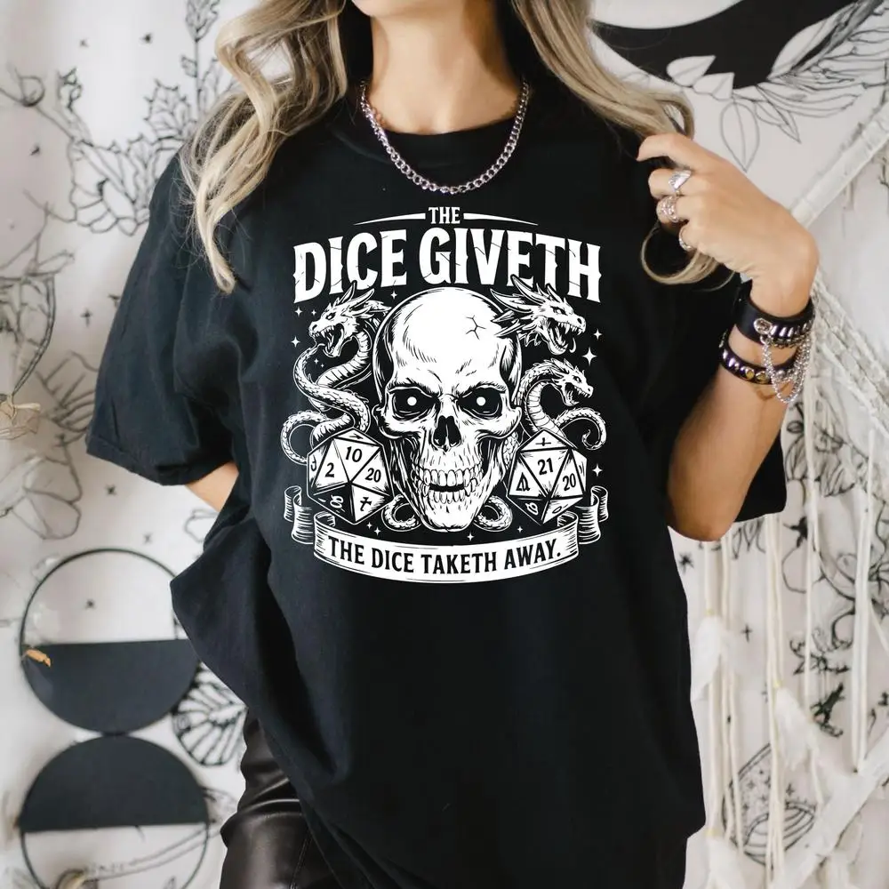 قميص The Dice Giveth and Taketh Away، هدية حفلة الزنزانة، تي شيرت RPG مضحك على الطاولة، قميص DnD Gamer Meme، قميص TTRPG Dice Roll Quote