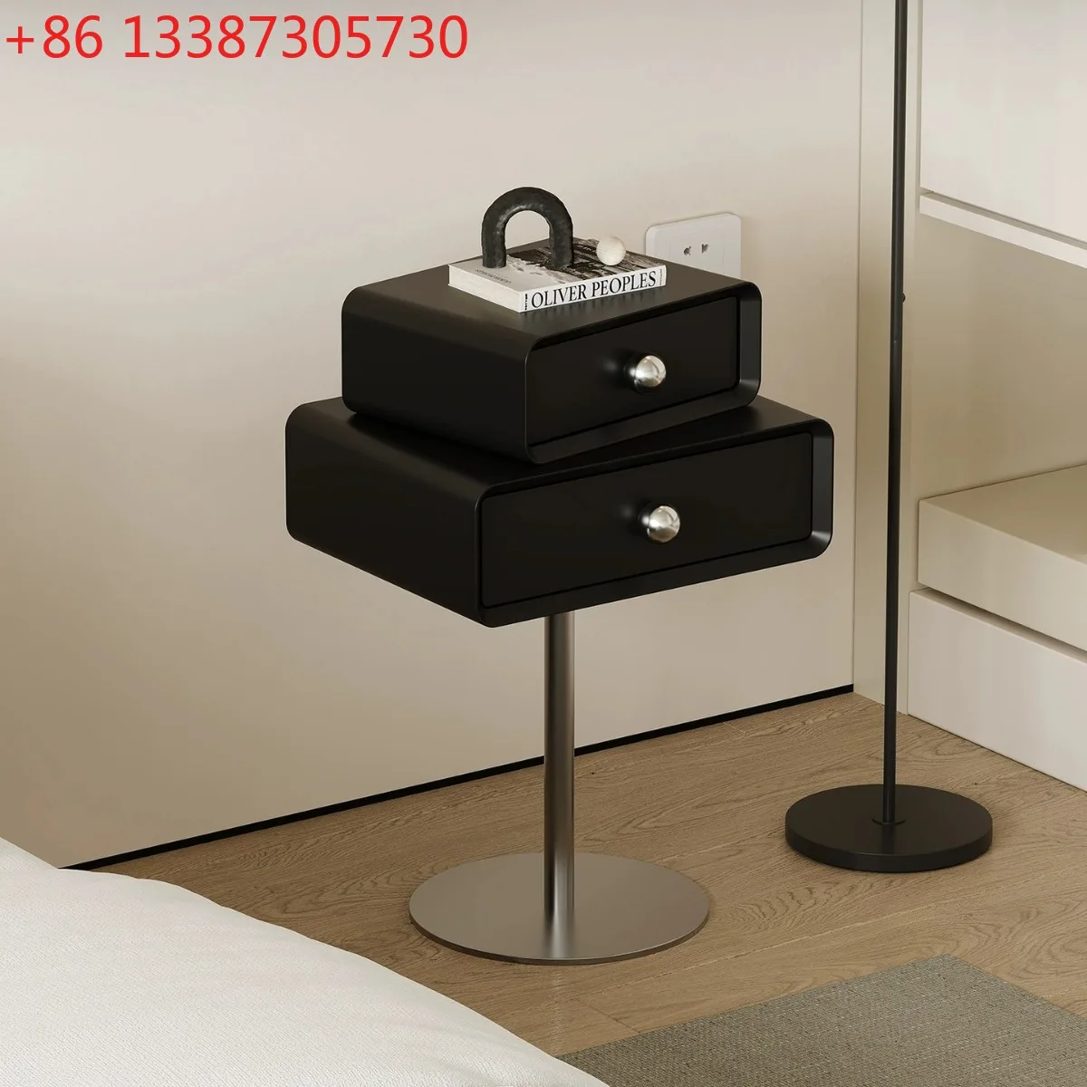 

Поворотный прикроватный столик в итальянском минималистичном стиле, металлический, с небольшим местом для хранения, для размещения рядом с диваном.