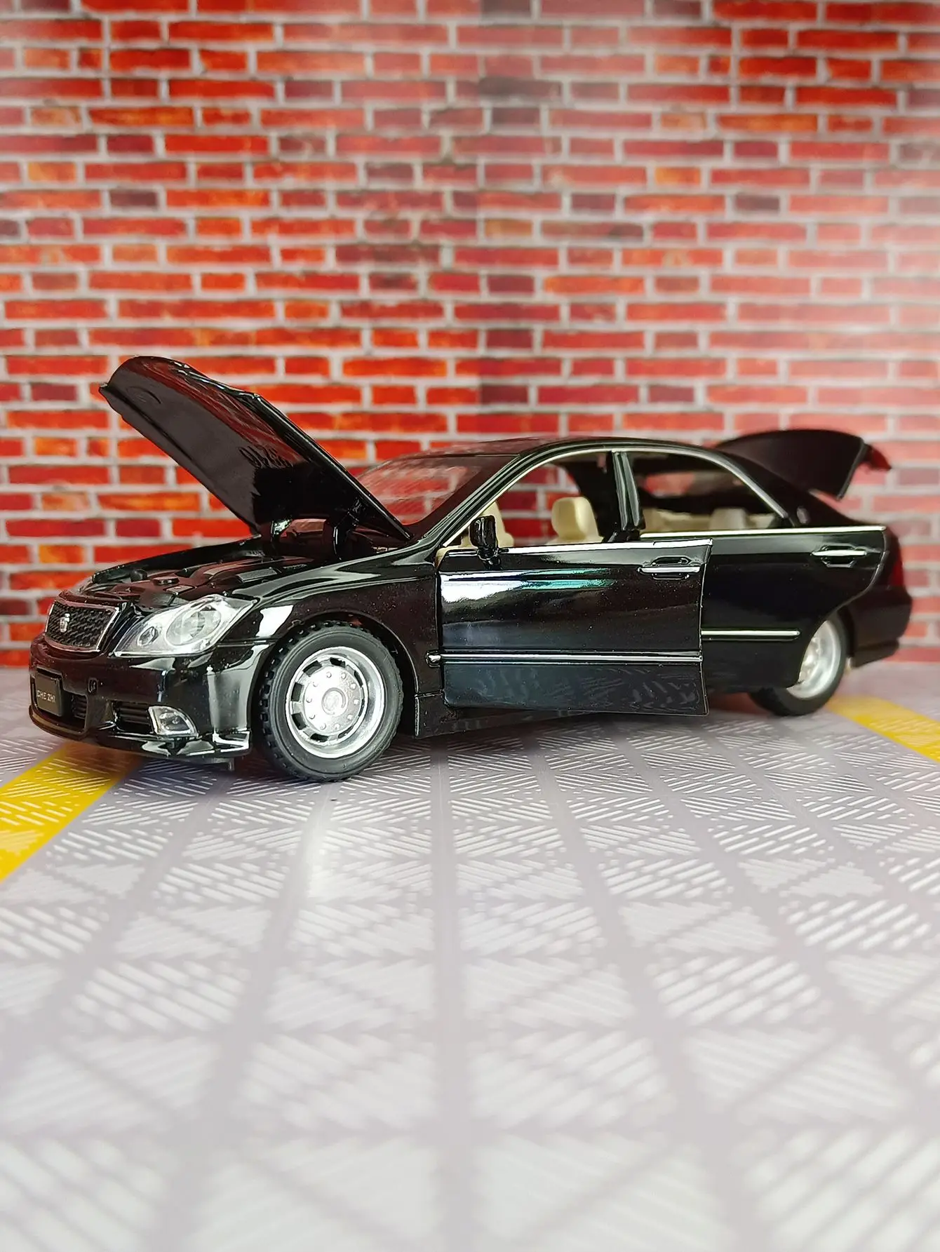 

1:32 Crown alloy car model ornaments pull back acousto-optic children's toys doors and hood trunk can be opened fine workmanship
