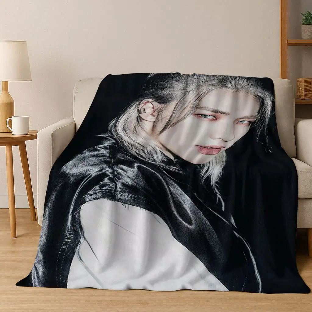 ثلاثية الأبعاد Hyunjin سولو KPOP المغني الفانيلا بطانية ، دافئة ومريحة لينة رمي بطانية للمنزل غرفة نوم أريكة تتحول لسرير نزهة غطاء مكتب هدية #2