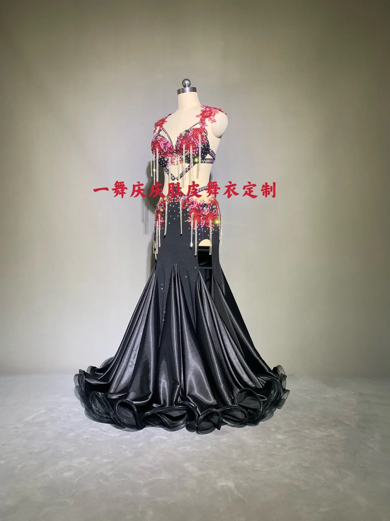 Traje de actuación de danza del vientre personalizado, diseño Original, temperamento, cadera negra, falda oscilante grande, traje con sujetador para danza del vientre