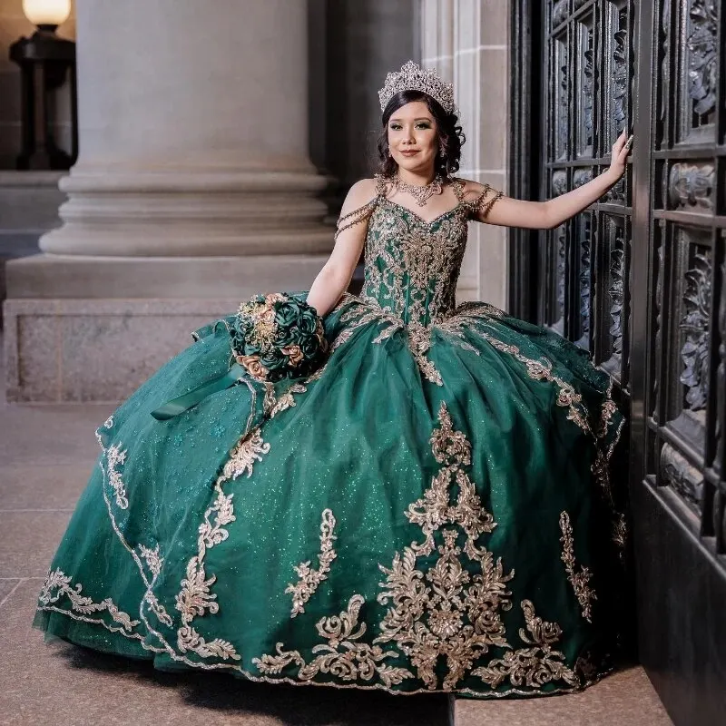 Vestido para quinceañeras de lujo con hombros descubiertos, apliques dorados, verde esmeralda brillante, vestido de baile mexicano, 15 personalizado, 2024