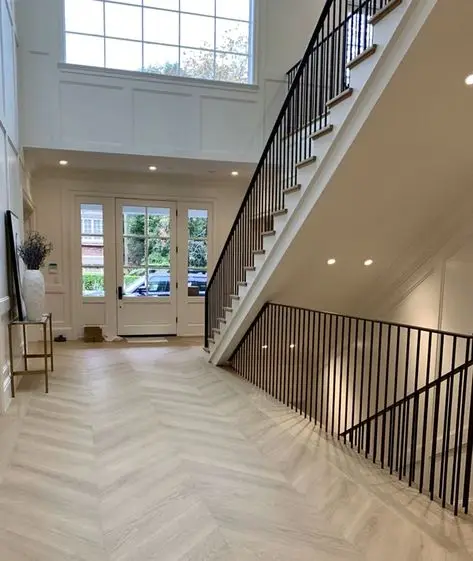 Personalizzazione Corrimano per scale in ferro battuto forgiato a mano dal design moderno Balaustre decorativi e accenti di rosetta con antiruggine