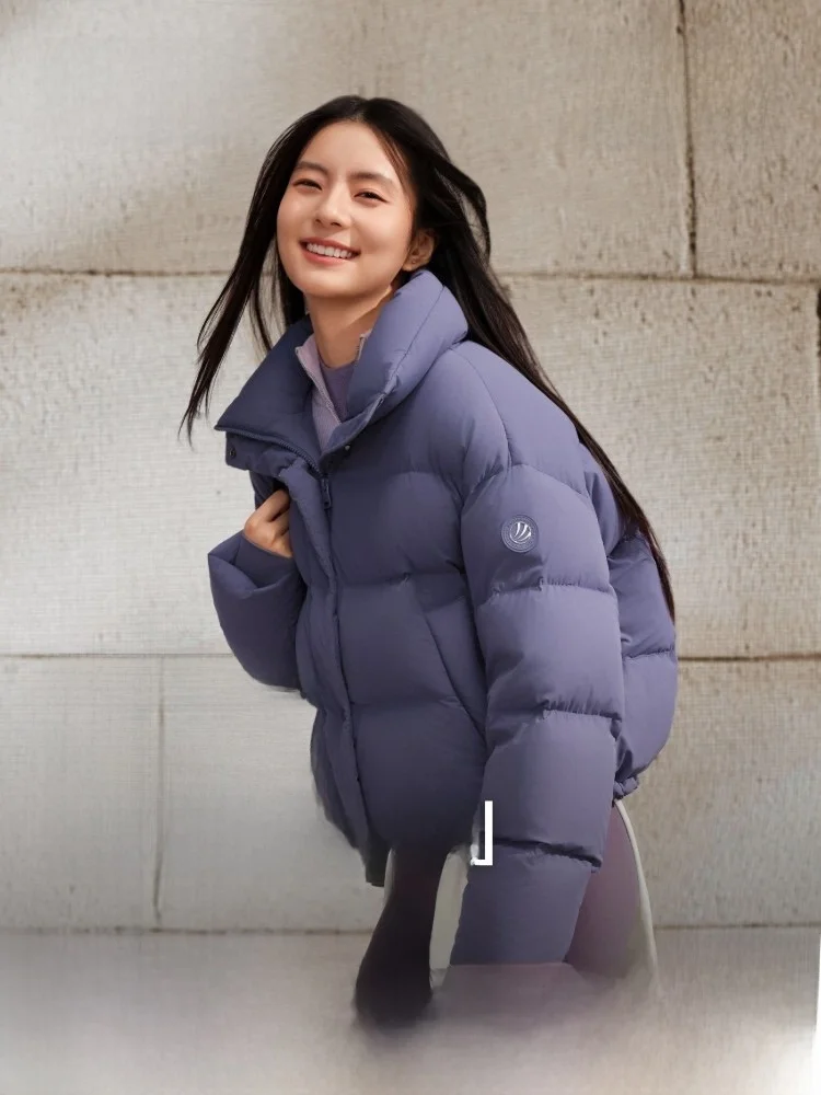 

Новая зимняя женская короткая пуховая куртка Bosideng: свободный крой, воротник-стойка, приятная к телу, немнущаяся, комфортная, современный стиль, полиэстер.