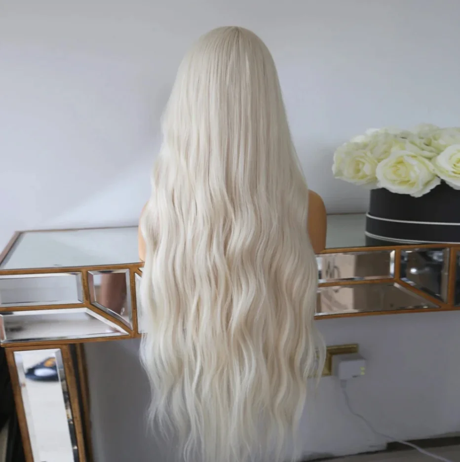 Wig Gelombang Pirang Platinum Wig Renda Depan Sintetis untuk Wanita Rambut Renda Gelombang Alami Panjang Wig Putih Hitam Merah Muda Cosplay Ikal Longgar