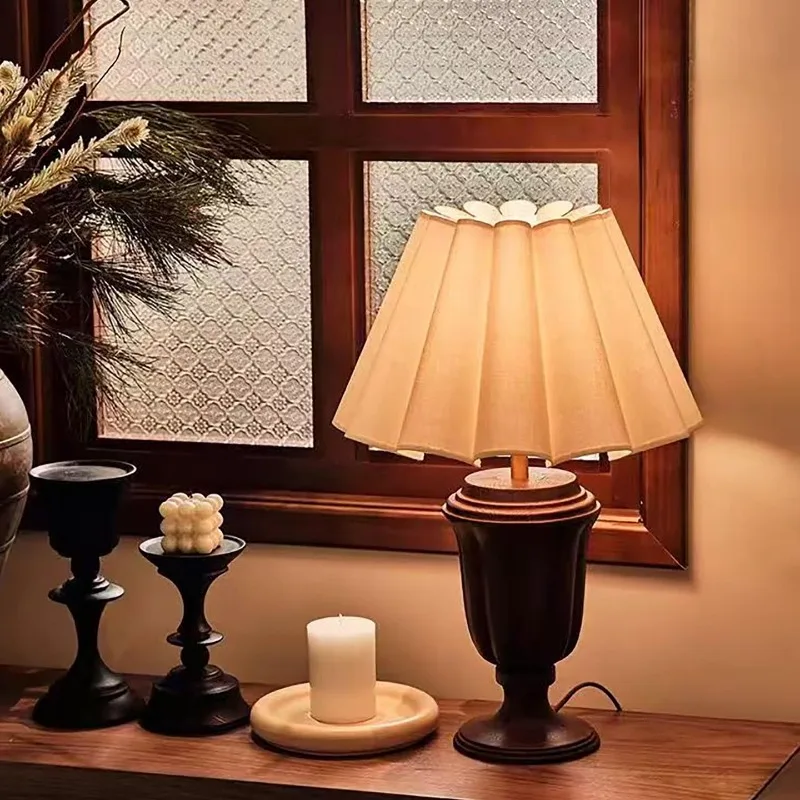 

French Art Vintage Table Lamps Petal Fabric Lampshade LED Living Room Bedroom Bedside Teahouse Atmosphere Decoration Desk Lights