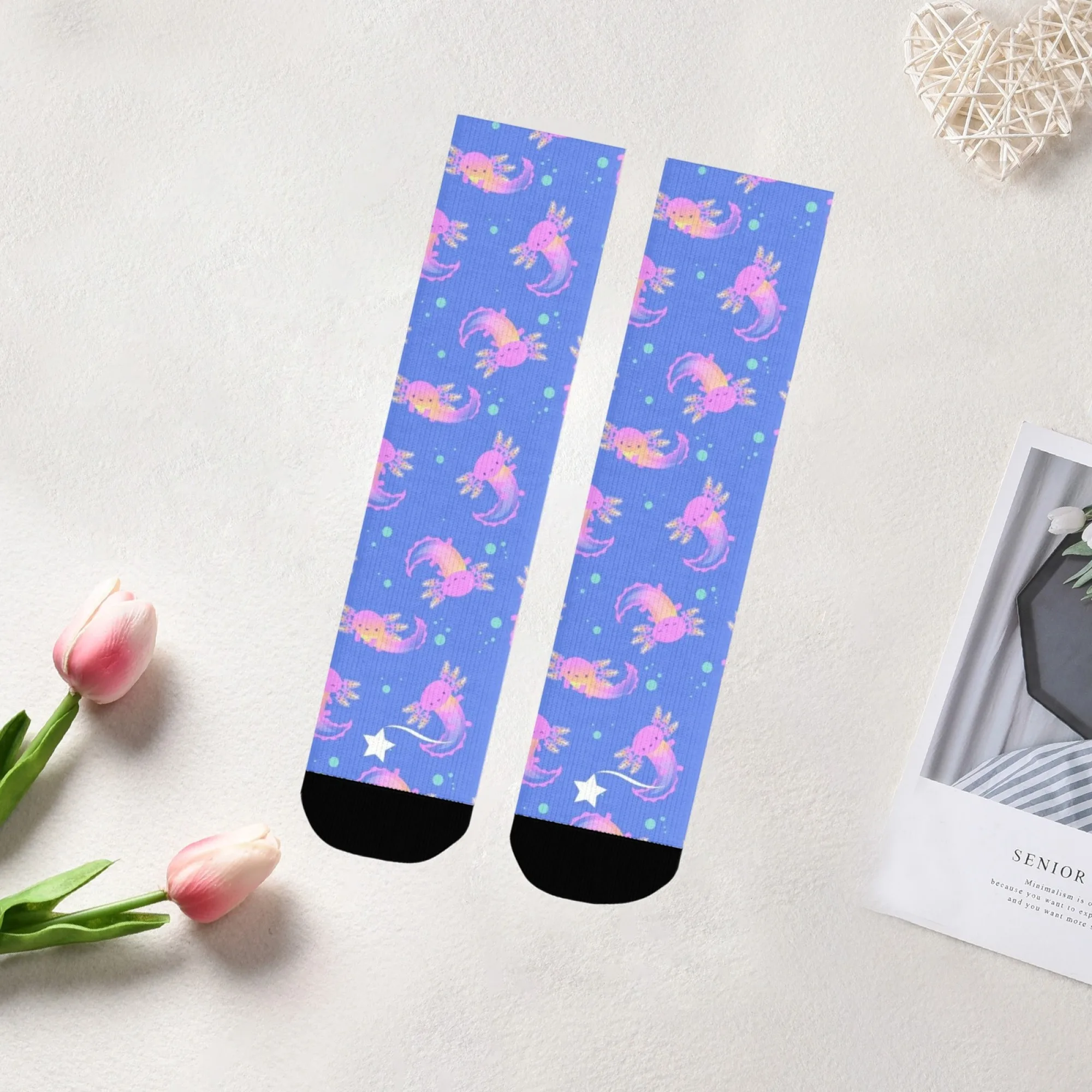 Bequeme Kawaii-Crew-Socken, weiche rosa Axolotl-Muster, verstreute grüne Punkte und funkelnde Sterne, atmungsaktiver Stoff für den täglichen Gebrauch