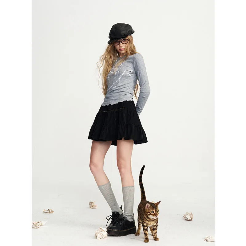 ELFSACK Women's Gray Long Sleeve T-Shirt with Layered Pearl Necklace Print, Casual Crew Neck Top for Daily Wear