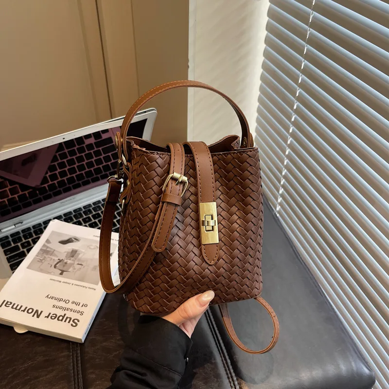 Premium retro niche woven bag versatile women's messenger bag fashionable portable bucket bag