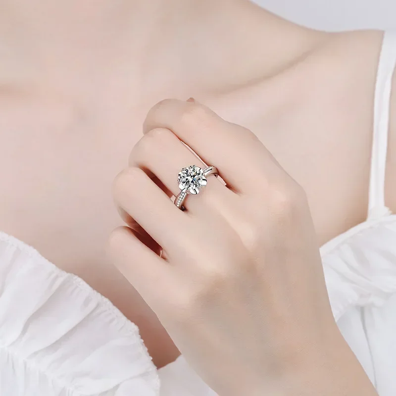 

Designer Jewelry Plum Blossom 18K White Gold VVS1 D Color 1/2CT Moissanite Diamond Six Pronged Rings Ins Popular Style Womens