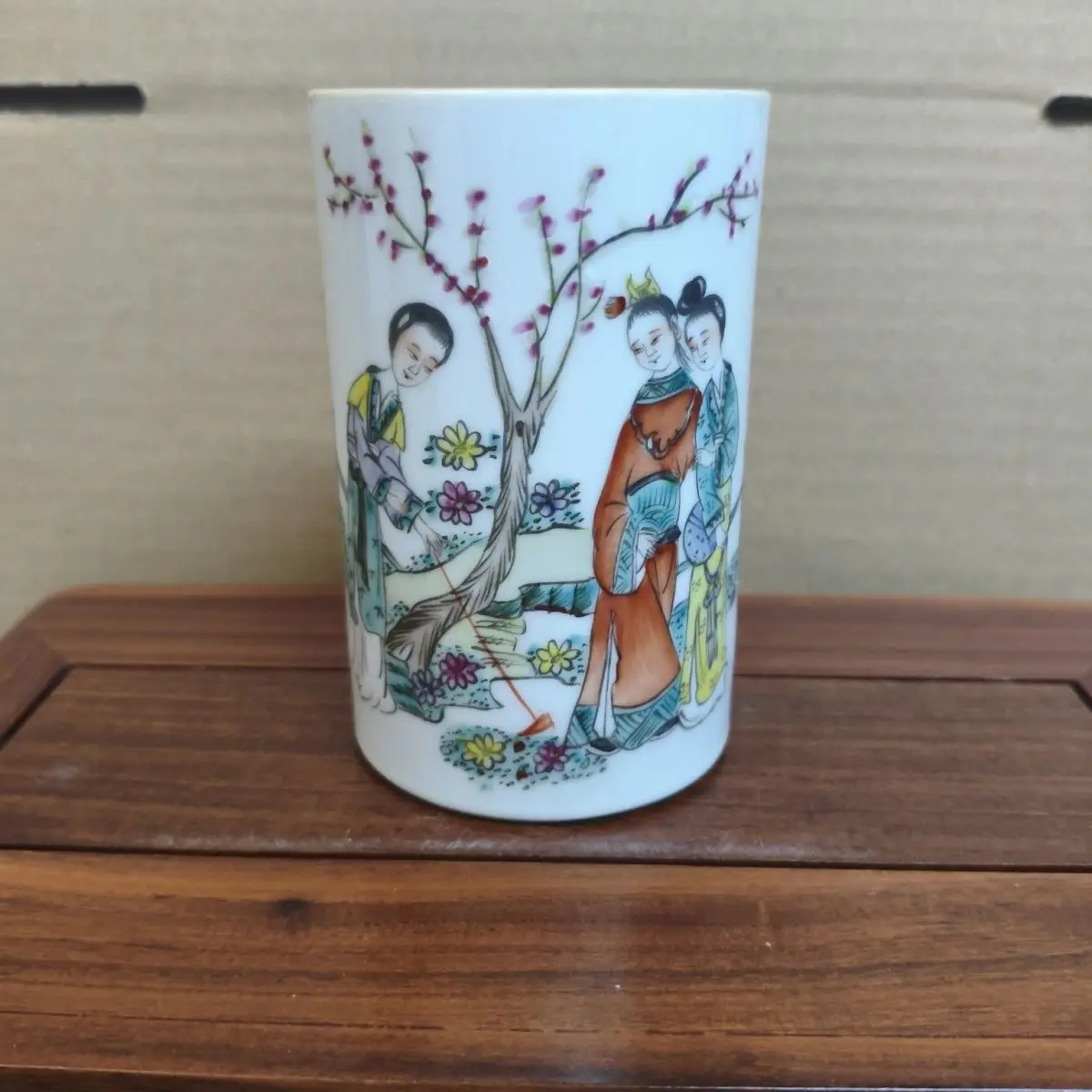Old Collected Hand Painted Pastel Character Story Brush Pot Dream Of The Red Chamber Theme Decorative Bottle Jar Can Box