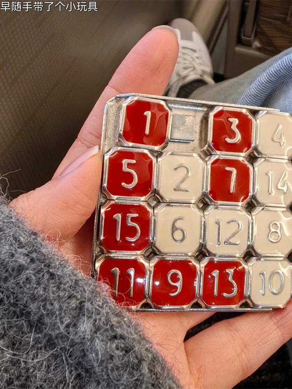 Quebra-cabeça deslizante digital Huarong Road para crianças – Brinquedo educacional para treinamento cerebral, alívio do estresse para alunos do ensino fundamental para matar o tempo