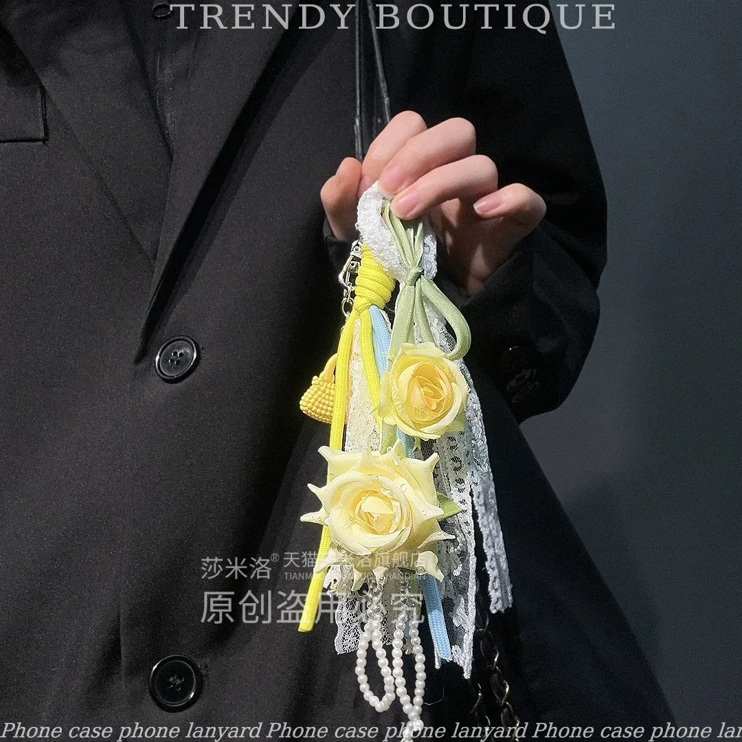 พวงกุญแจคาวาอี้ลายเฮลโลคิตตี้สไตล์ Y2K สำหรับตกแต่งกระเป๋าเป้สะพายหลัง กระเป๋าถือ ของตกแต่ง DIY สำหรับผู้หญิง พร้อมพู่ลูกไม้ลายดอกกุหลาบ