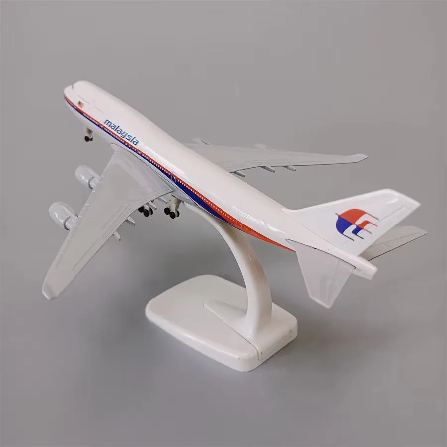 20cm Alloy B747 Malaysia Airlines Aircraft Model 747 Diecast Aircraft Model With Wheels Landing Gear Home Collection Decorations