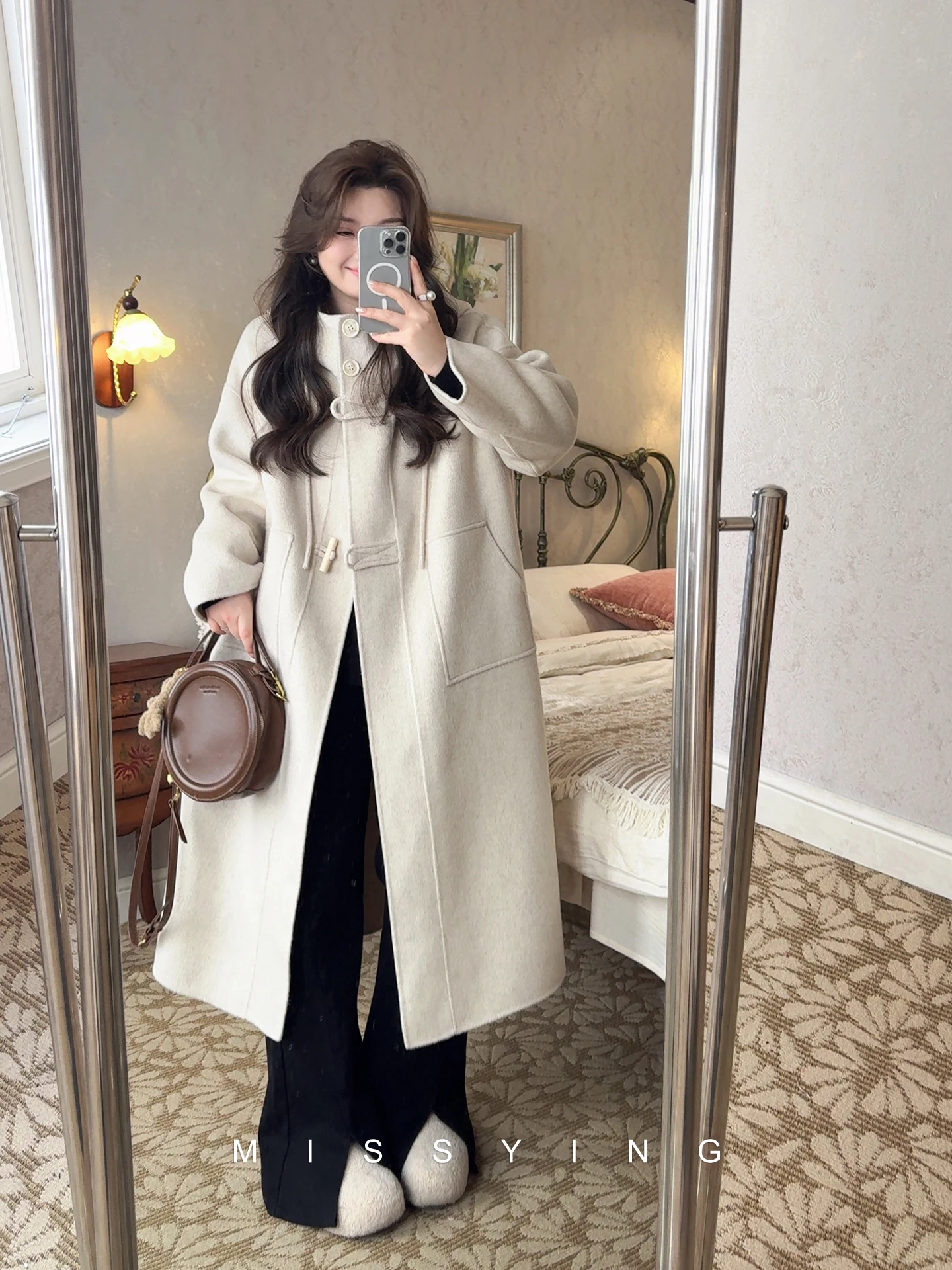 

Большое двустороннее шерстяное пальто с капюшоном и воротником-стойкой бежевого цвета от Miss ng mat Sle, эксклюзивно онлайн