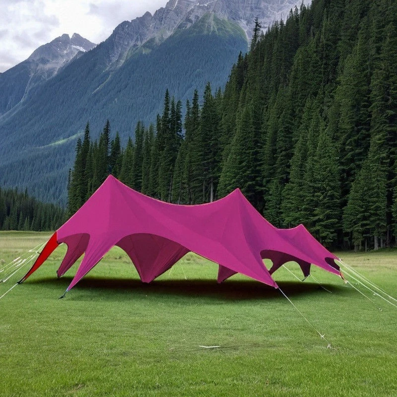 مظلة كبيرة على شكل سحابة مزدوجة وثلاثة قمم وثمانية مخالب باللون الأحمر الوردي لحماية من أشعة الشمس في موقع المشاهير على الإنترنت