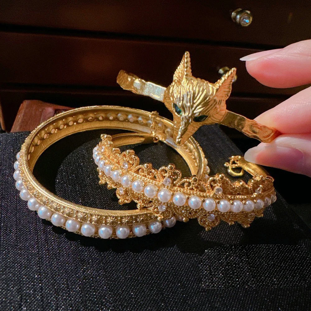 

Женский браслет из 18-каратного золота с жемчужинами и сетчатыми лепестками