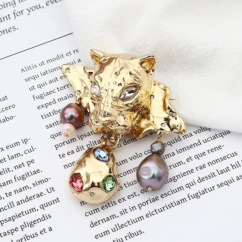 

European and American Fashion Exaggerated Tiger Head Brooch Embellished with Gemstones and Pearls, Simple and Cool Style Brooch