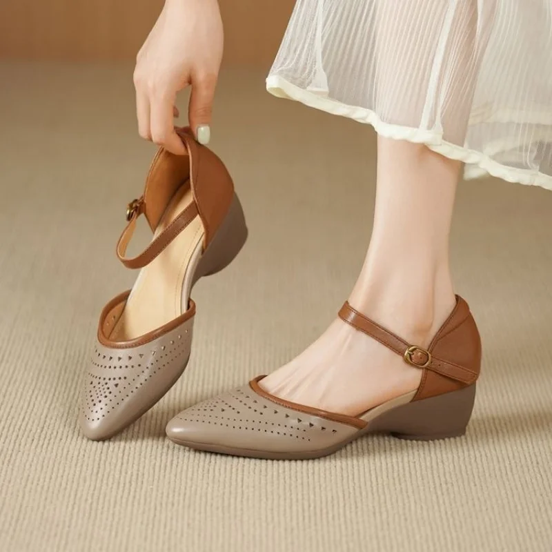 Perforierte Mary-Jane-Schuhe mit Keilabsatz für Damen, spitze Zehenpartie mit verstellbarer Schnalle, atmungsaktiv und bequem für den täglichen Arbeitsweg