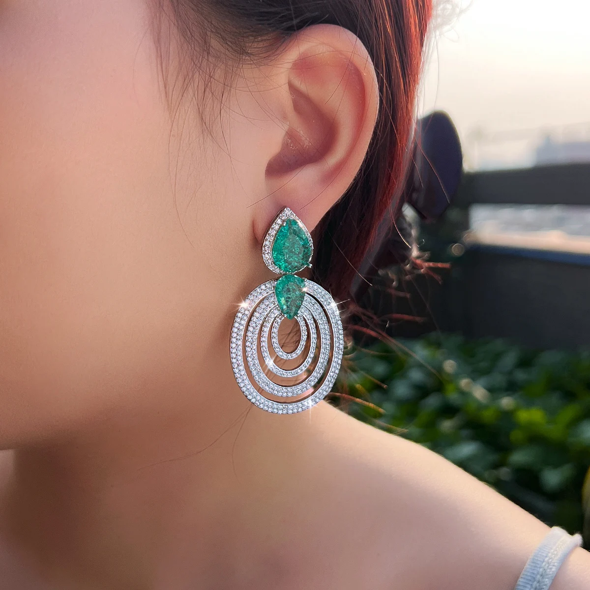 CWWZircons Luxuriöse hellgrüne, mehrschichtige ovale Tropfenohrringe mit zerbrochenem Eis-Zirkonia-Besatz für Damen, Hochzeitsdeko, Schmuck, Großhandel E1198 – Detail 2