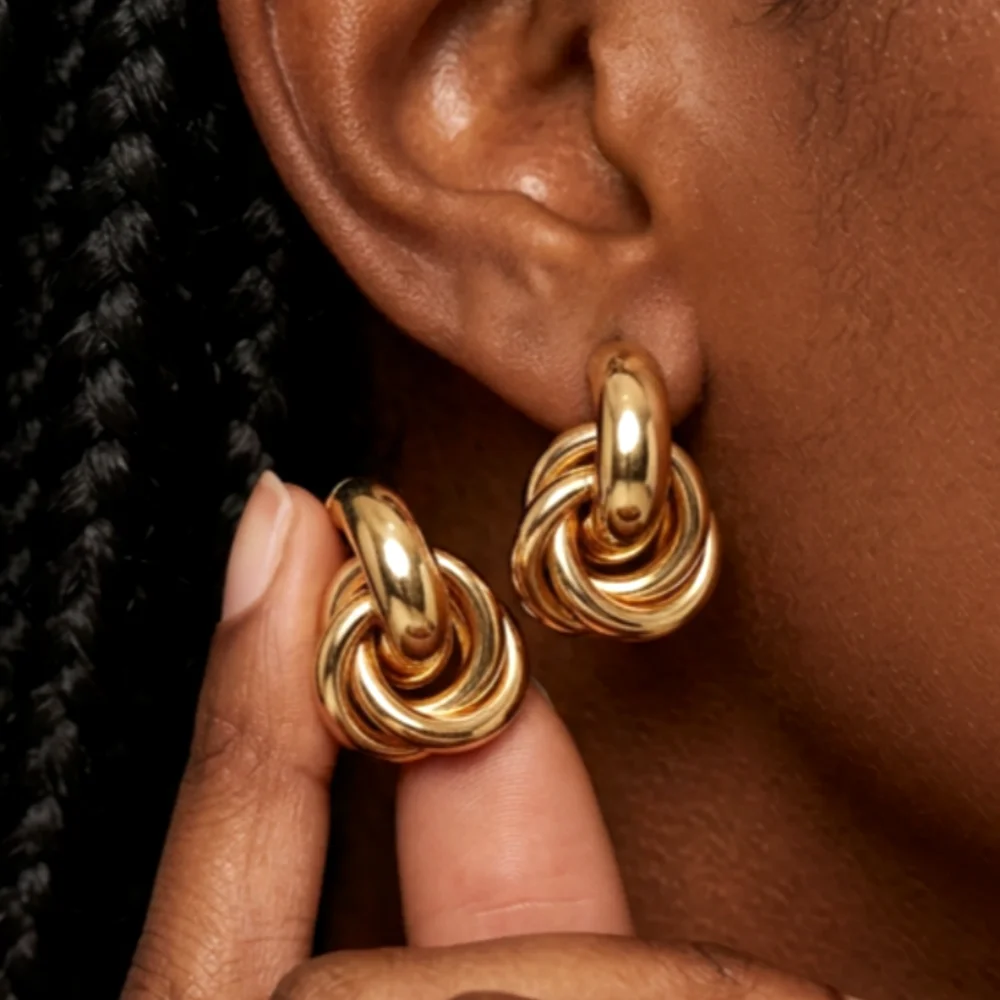 Twists Gold-Silberfarbene Knoten-Creolen im koreanischen Stil für Damen – Glänzende, trendige Ohrringe mit Schmetterlings-Ohrstecker für den Alltag – Detail 1