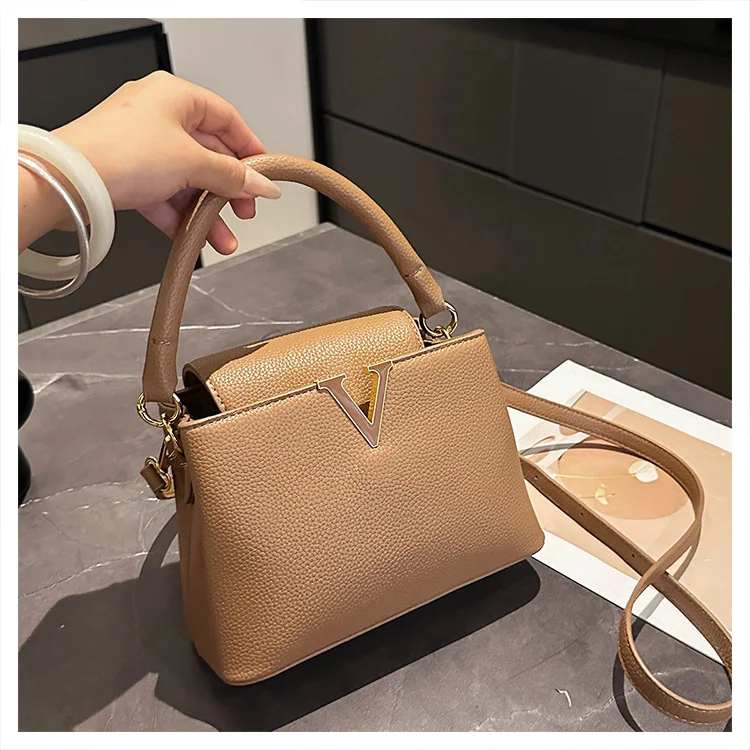 

Cross-border Fashion Messenger Bag Women's 2025 New Large-capacity Commuting Shoulder Bag Light Luxury Versatile Handbag