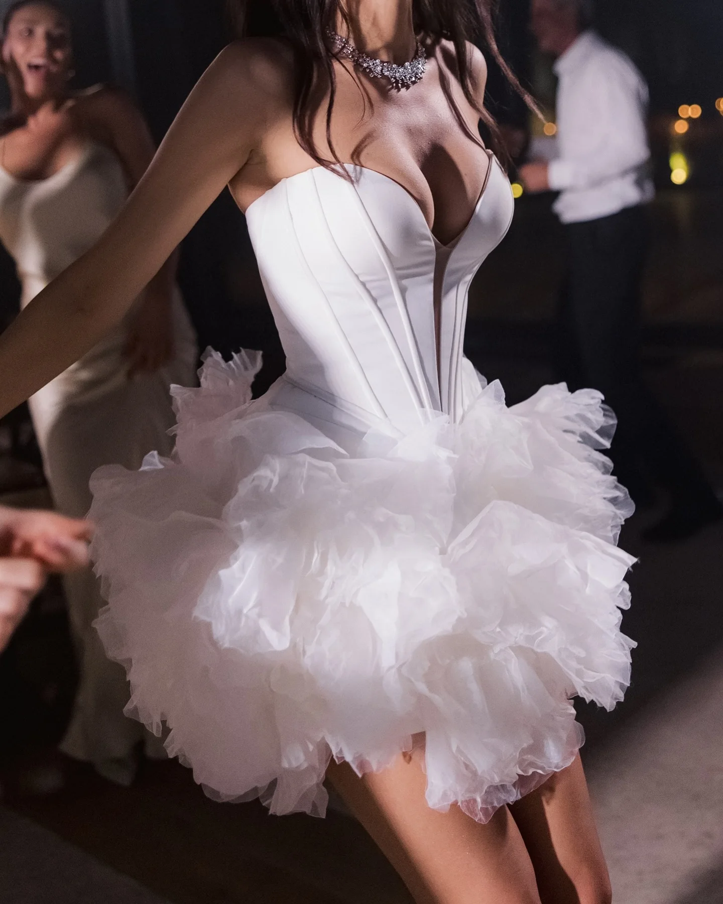 Chique witte bloemen korte galajurken 2025, hete verkoop mini-lengte bruidsjurk, mouwloze handgemaakte tule bloem damesfeestjurken