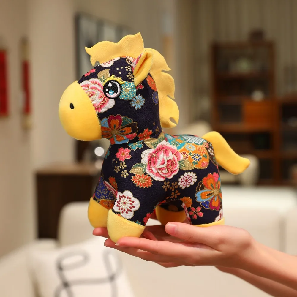 かわいいぬいぐるみ馬のぬいぐるみ人形 馬年マスコット 20cm ポニーペンダント 中国風ソフトぬいぐるみポニーペンダントバッグチャーム