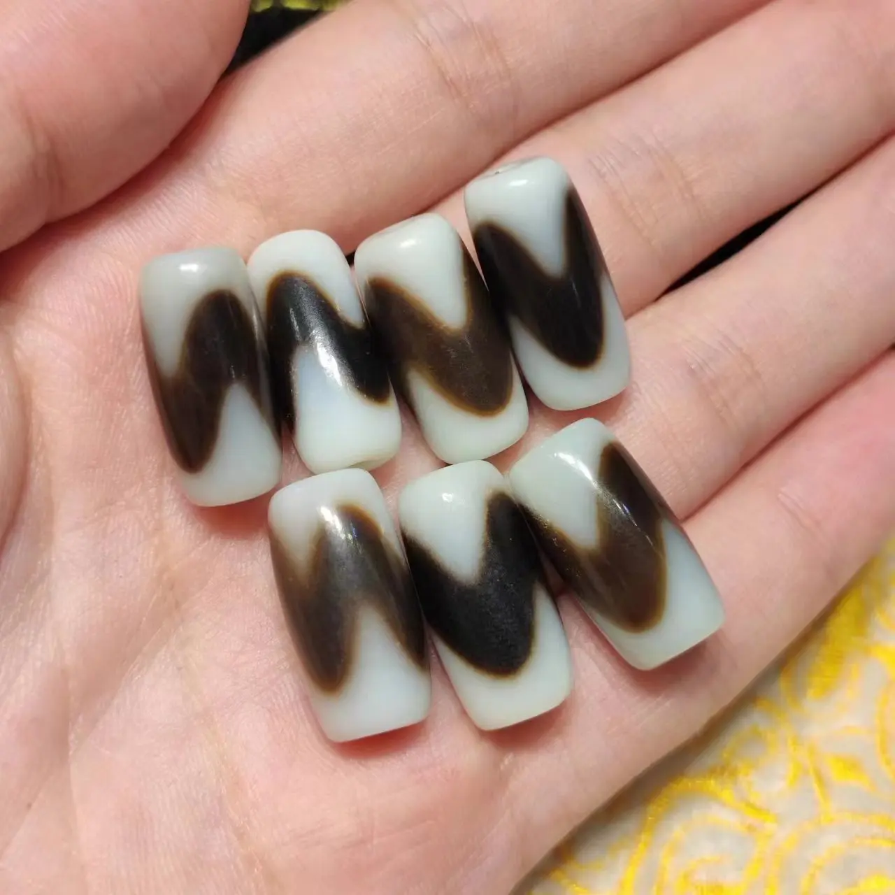 

1pcs/lot natural/tiger tooth pattern/old agate dzi beads Black white Jade Smooth Delicate luster rare diy Bracelet necklace taki