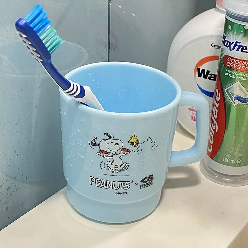 Cute Snoopy's new simple and creative cartoon pattern high-value plastic toothbrush mouthwash cup that is resistant to falling