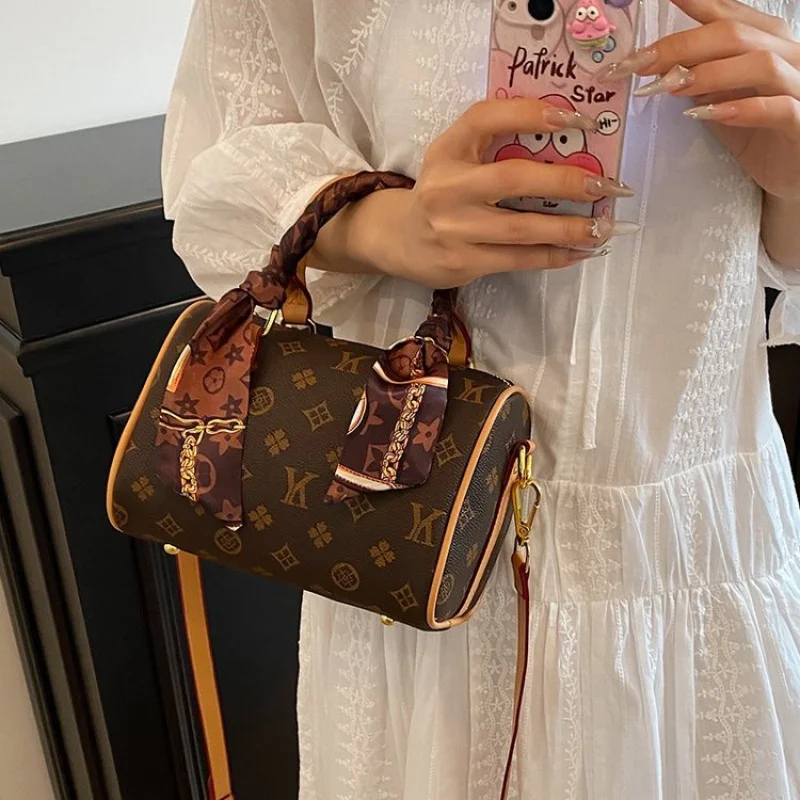 

Fashionable Ladies Handbag Crafted From Plaid Leather Featuring Designer Inspired And High-End Daily Style ​