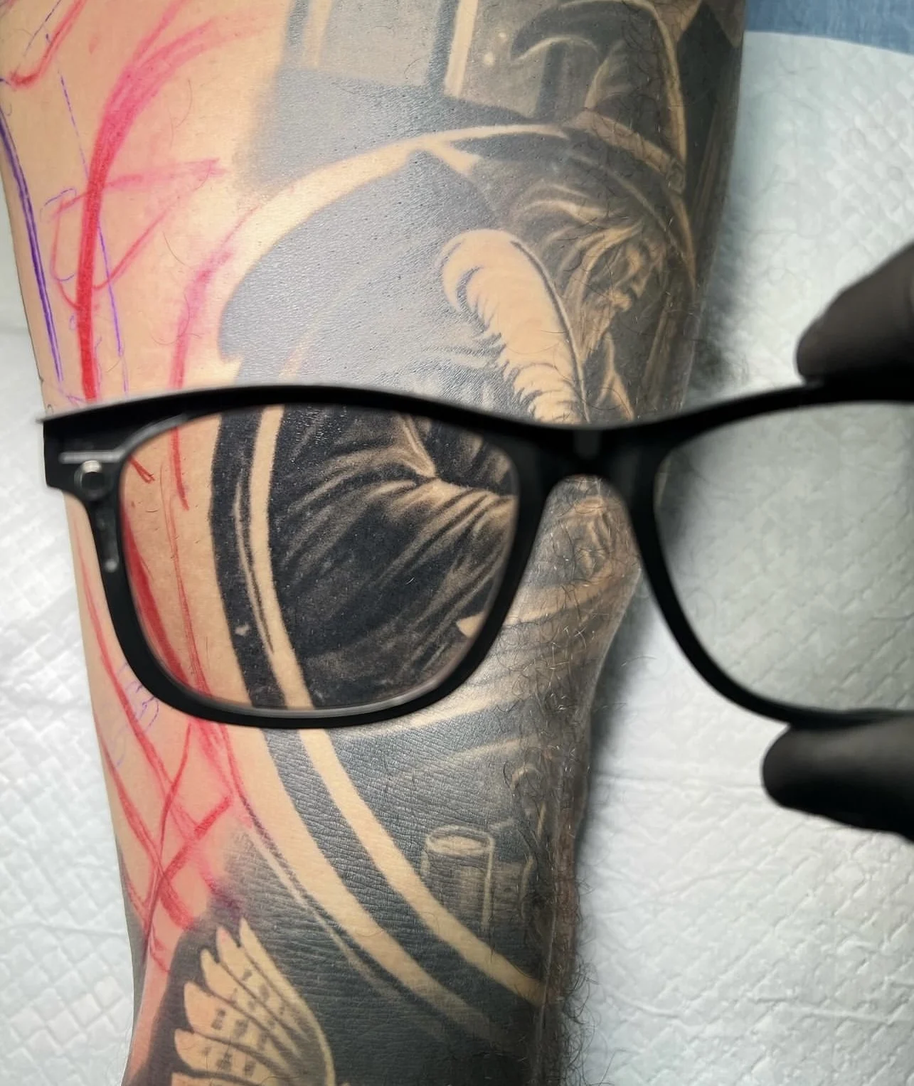 High Quality Reduce Reflected Light Of Tattoos With Cpl  glasses and light For tattoo process