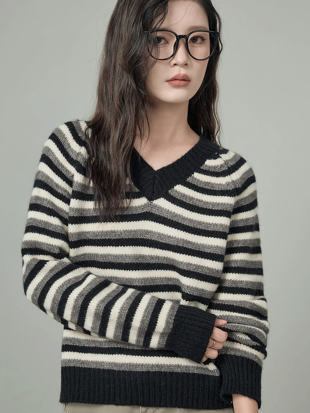 

Женский вязаный свитер HUIXI с V-образным вырезом в полоску, приталенный топ с изящным дизайном, новинка зимы, для повседневной носки, с длинными рукавами