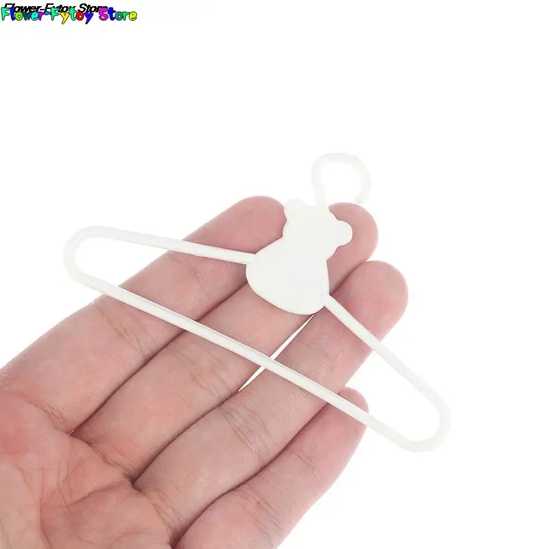 10Pcs/Lot Mini Cute Plastic Hangers Coat Dress Dolls Accessories for Doll Wardrobe Dress Clothes Dollhouse Toy