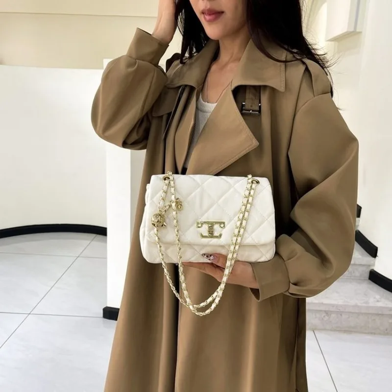 

Fashionable Shoulder Bag For The Style Conscious Lady Chic Underarm Bag With Modern Hardware For City Socializing