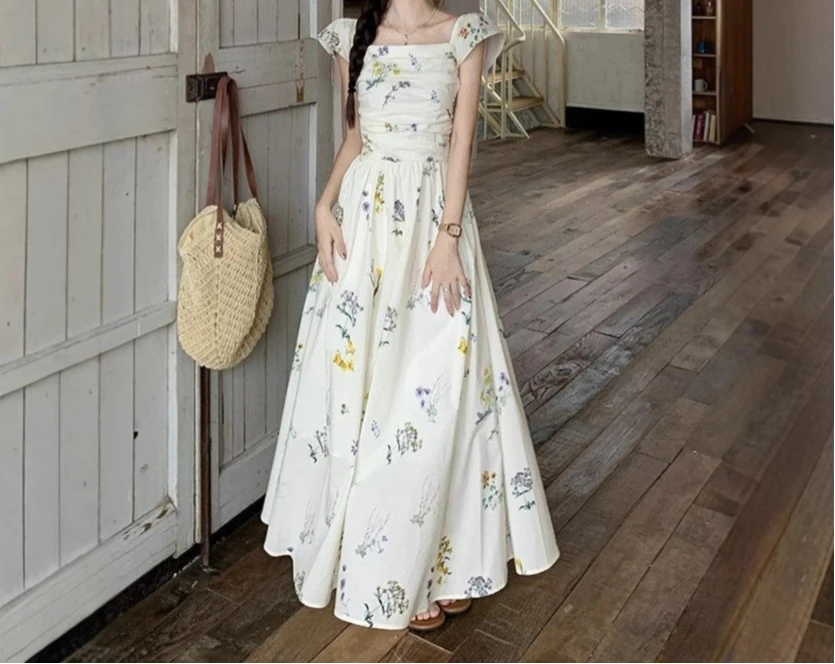

Retro Floral Short Sleeved Dress for Women in The Summer of 2025 with A Square Neckline and Long Skirt