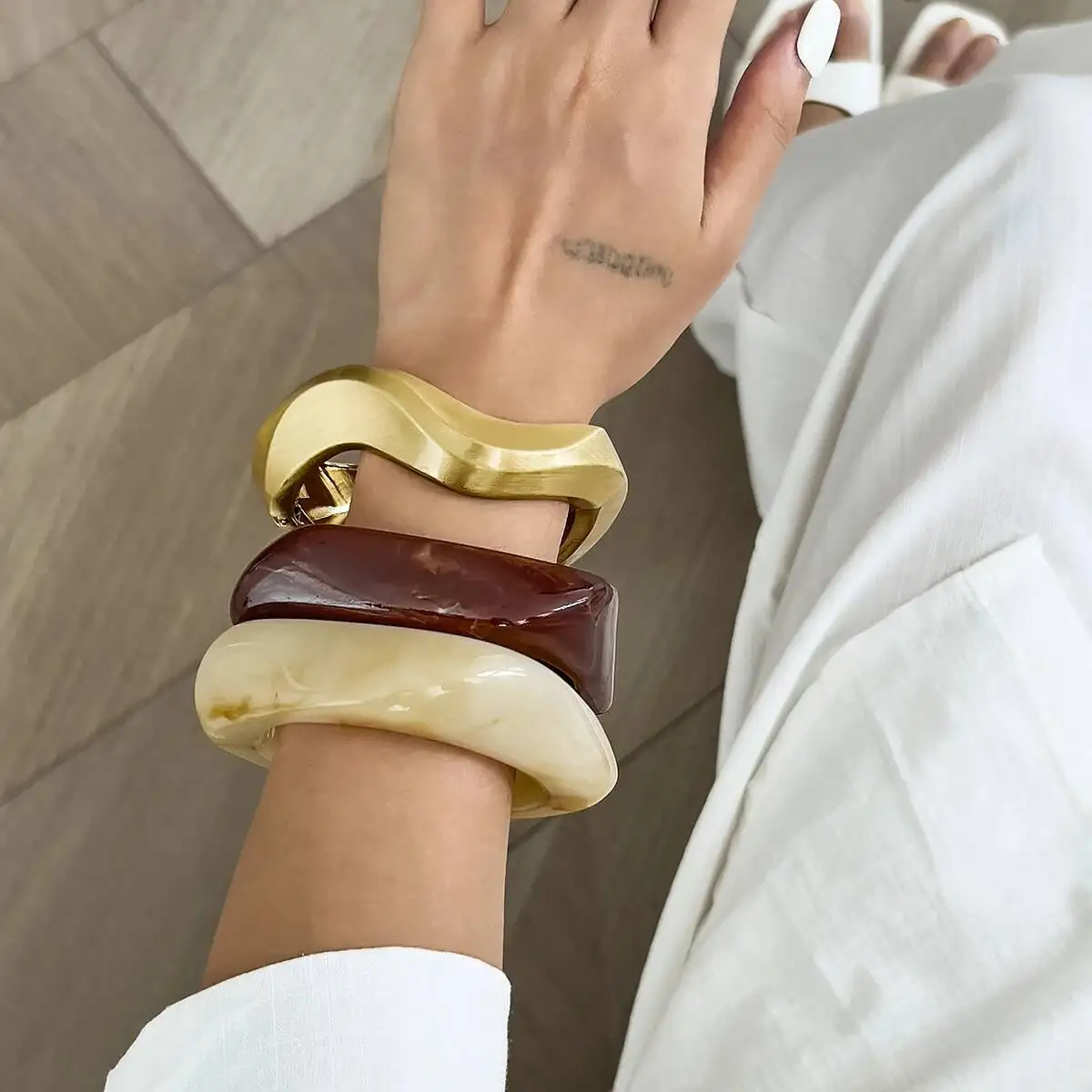 SHIXIN 3 أنماط الحد الأدنى الراتنج الاكريليك سميكة واسعة سوار للنساء خمر غير النظامية موجة الكفة الإسورة حلية اليد مجوهرات جديد