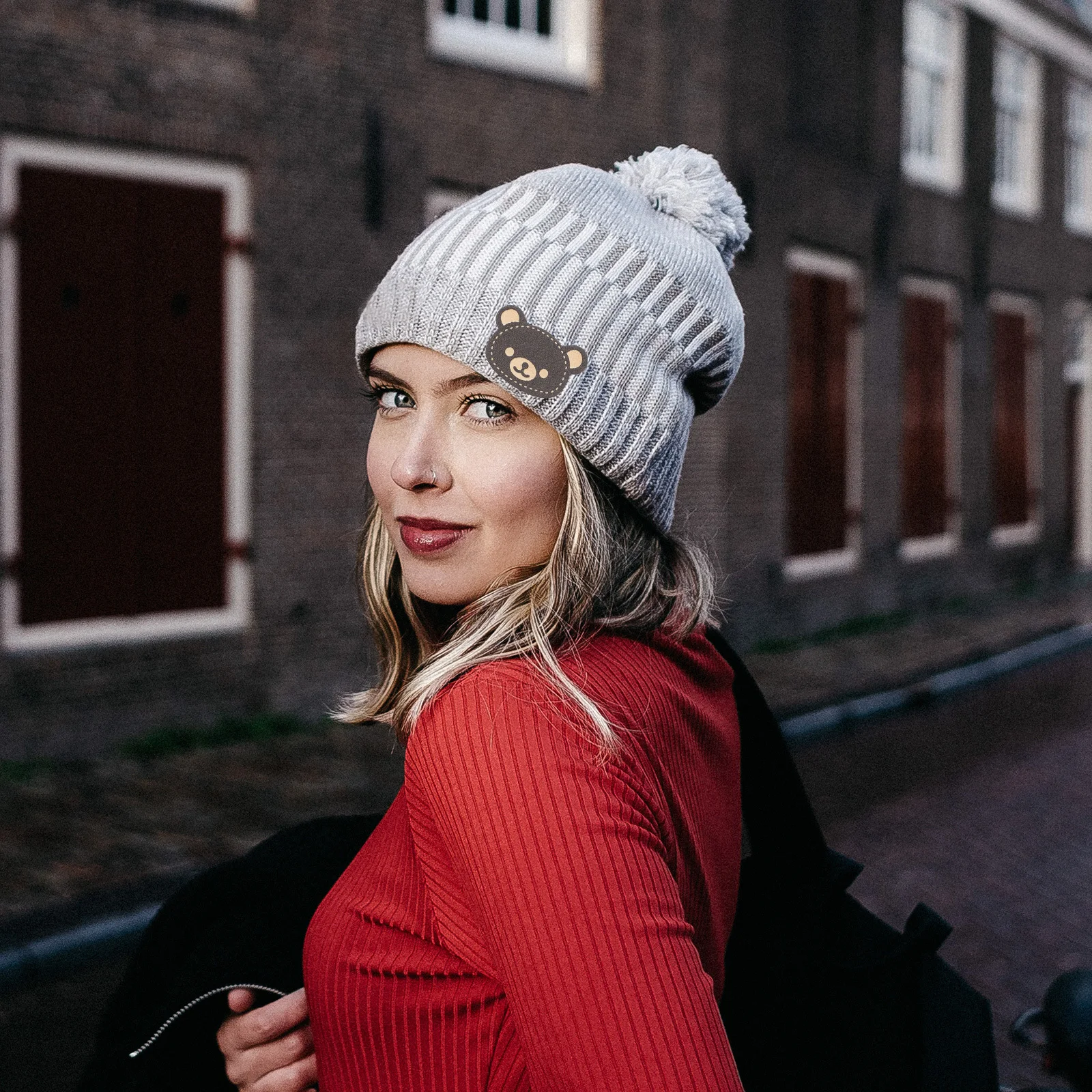 

100Pcs PU Clothes Tag Bear Head Design Fashion Label for DIY Clothing Hats Knitting Accessories