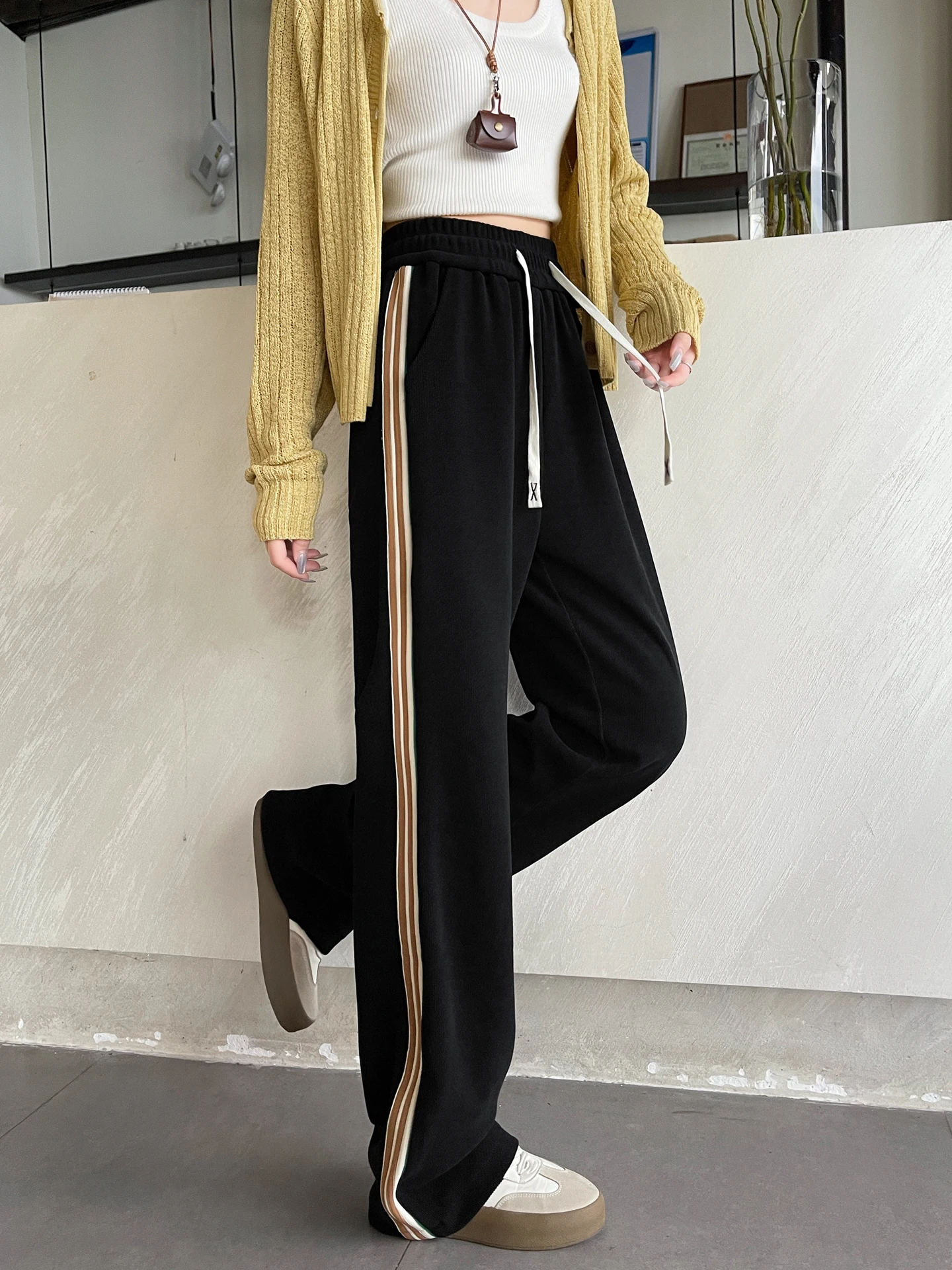 Gestreepte sportbroek voor dames, hoge taille, wijde pijpen, casual, rechte snit, lange lengte, herfstseizoen, comfortabele, faionable broek