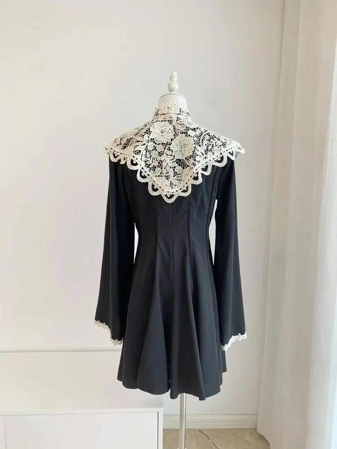 黒のリネンワンピース、白いレースの襟付き、長袖、ファッションミニドレス、秋の新作2025