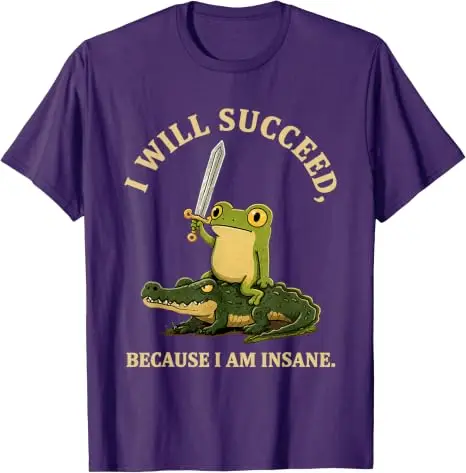 Ich werde Erfolg haben, weil ich verrückt bin. Lustiges T-Shirt mit Frosch auf Krokodil. Y2k Frosch reitet auf Krokodil. Ästhetische Kleidung. Humorvolles Spruch-T-Shirt. – Detail 16