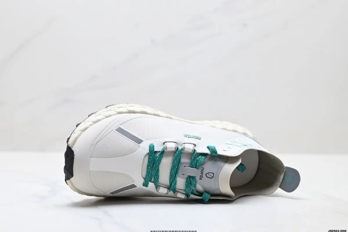 

New women's sports shoes, outdoor sports shoes, running shoes, lightweight and non-slip, casual tennis shoes for couples.