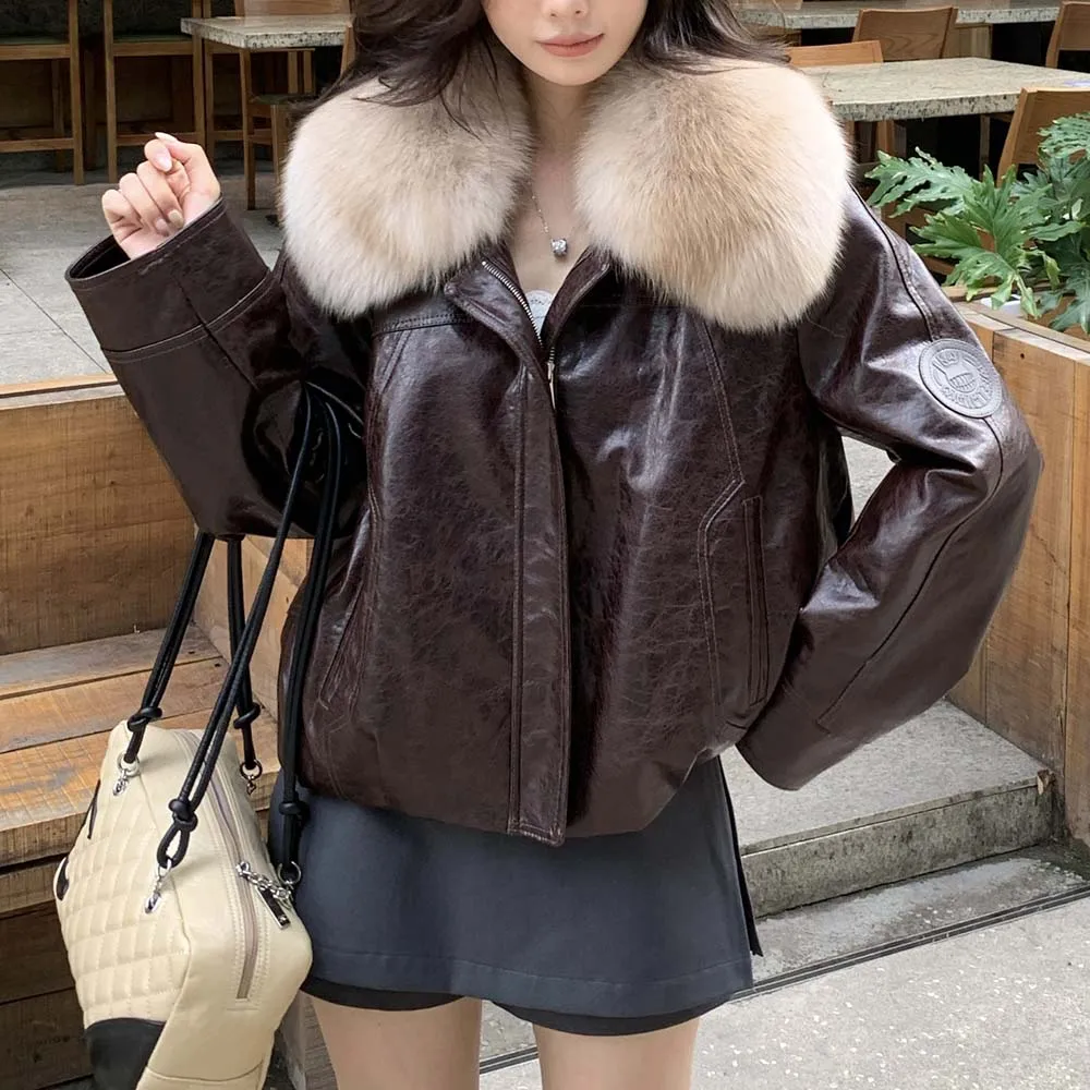 Nowa kolekcja damska jesień-zima 2025: wysokiej jakości krótki płaszcz zamszowy z wypełnieniem z puchu gęsiego i kołnierzem z futra lisa.