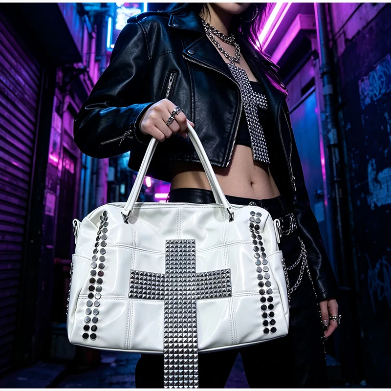 Rivet Cross Umhängetasche, Damen Punk Metall-Nietenbesetzte Tragetasche, Große Kapazität Motorrad-Biker-Stil Streetwear Handtasche – Detail 3
