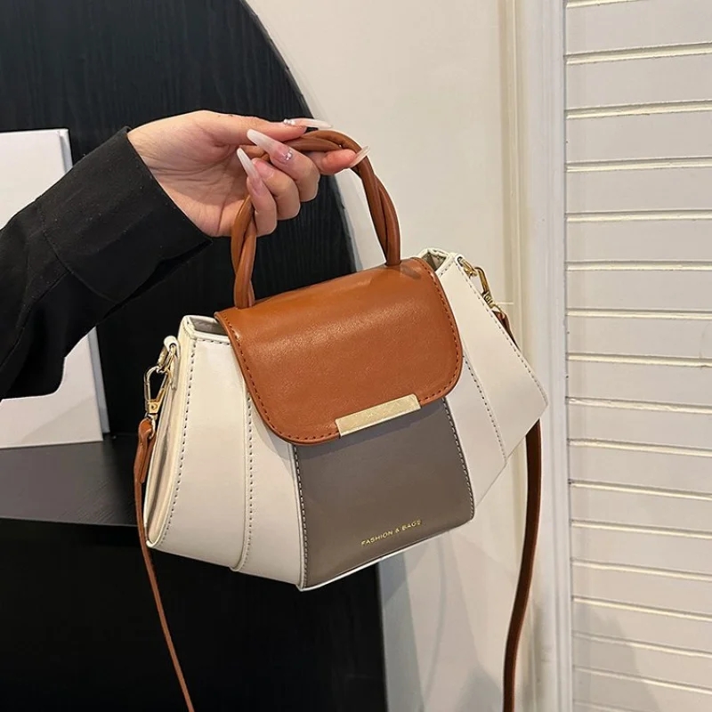 

Elegant Ladies Messenger Bag Made Of Fine Leather Boasting Trendy Commuter Design And High-End Look​