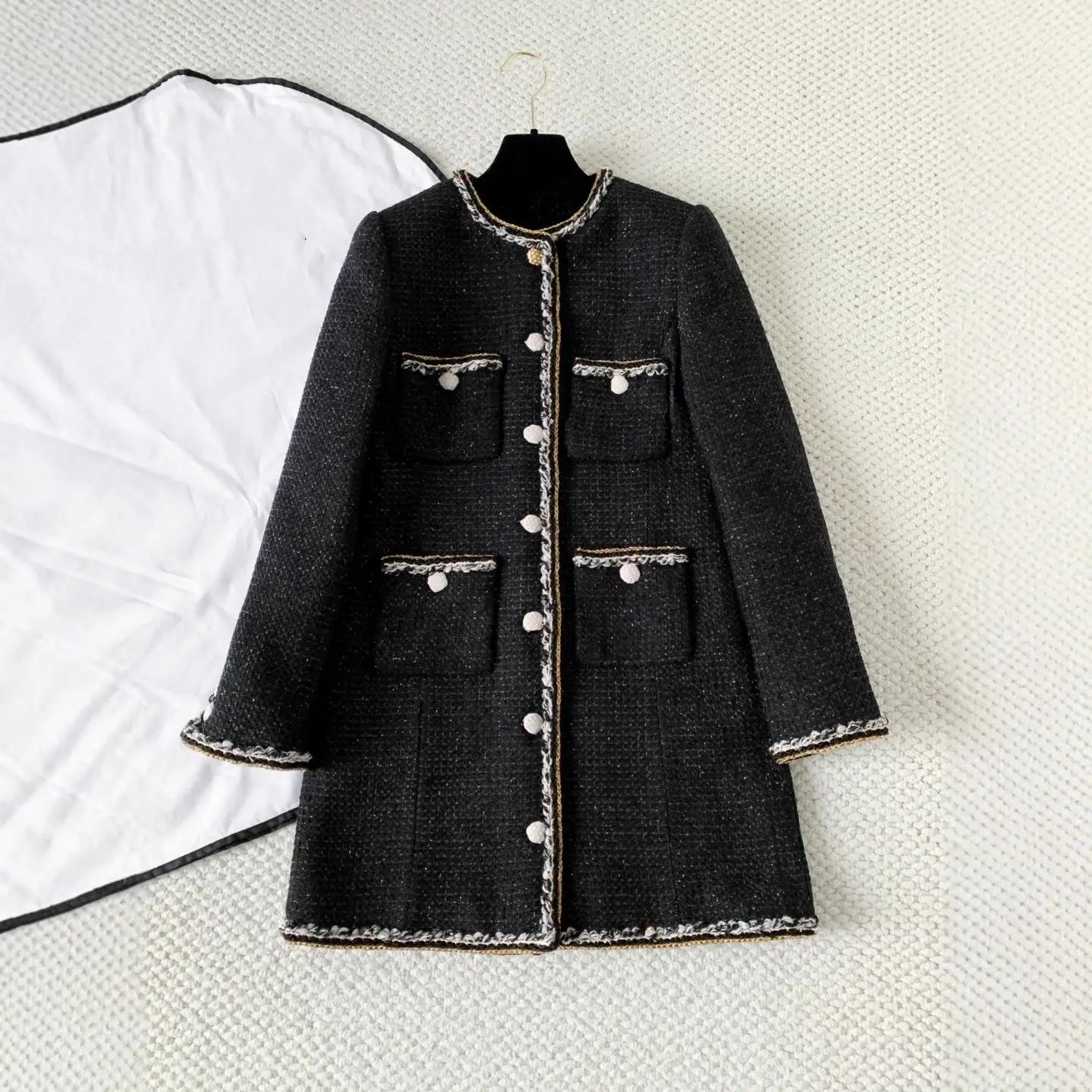 

Классическая длинная черная ветровка ручной работы с круглым вырезом для женщин, новая серия Весна 2026, теплая повседневная модель из ПУ материала